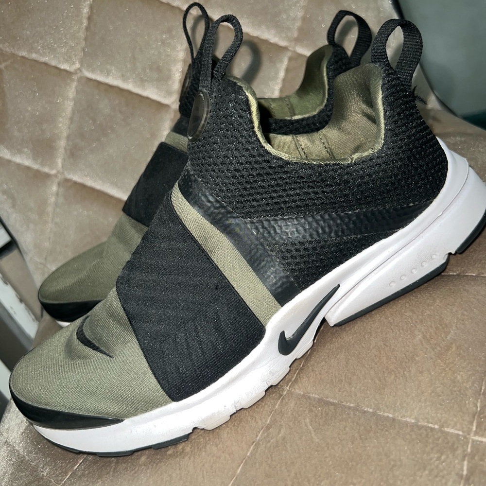 NIKE OLIVE SNEAKERS